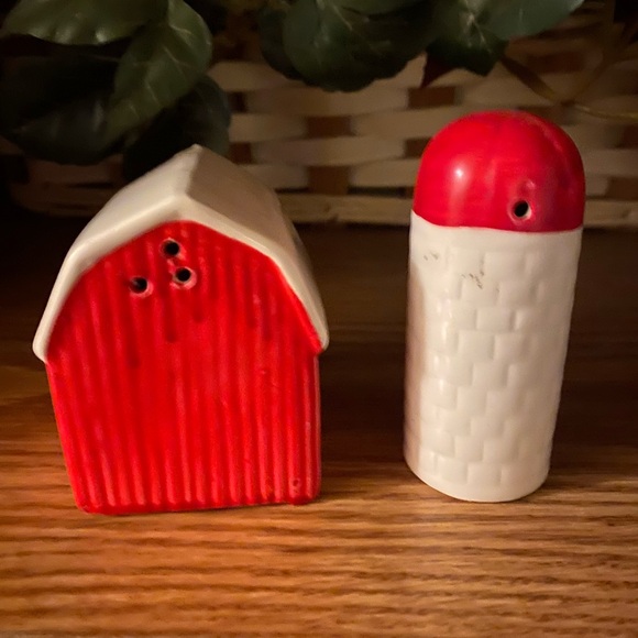 RED AND WHITE BARN AND SILO SALT AND PEPPER SHAKERS - Picture 2 of 3